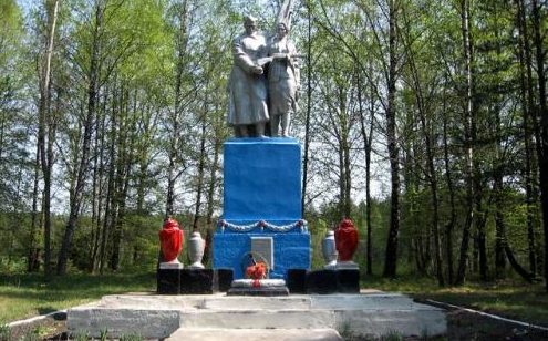 д. Войневичи. Дятловского р-на. Памятник, установленный в 1967 году в память о 14 земляках, не вернувшимся с войны.