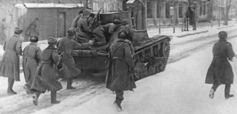 Красноармейцы в бою за город. Февраль 1943 г.