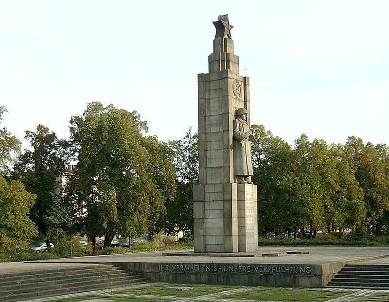 г. Франкфурт. Мемориал, установленный у братских могил, в которых похоронено 1 453 советских воинов.