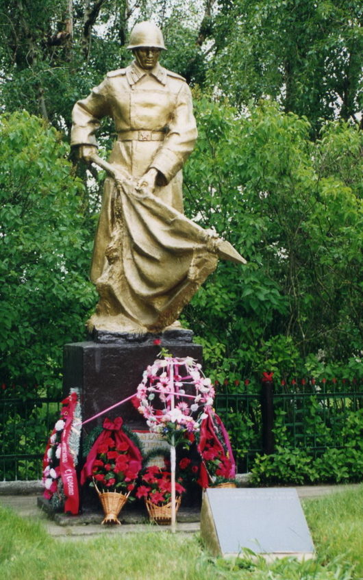 д. Ректа Жлобинского р-на. Памятник, установленный в 1959 году на братской могиле, в которой похоронено 106 воинов, погибших при освобождении района.