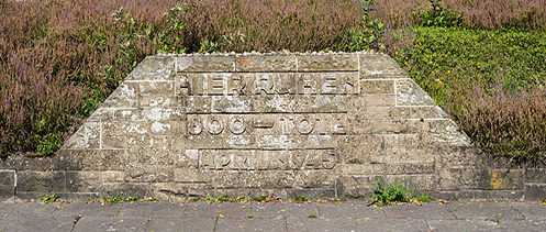 г. Берген-Бельзен. Братская могила № 4, где захоронено, останки 800 жертв концлагеря Берген-Бельзен.