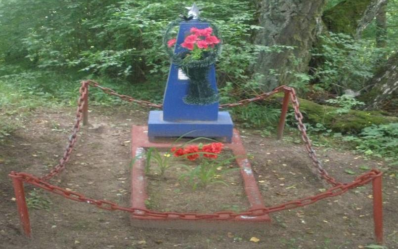 д. Бибки Сморгонского р-на. Памятник на братской могиле.