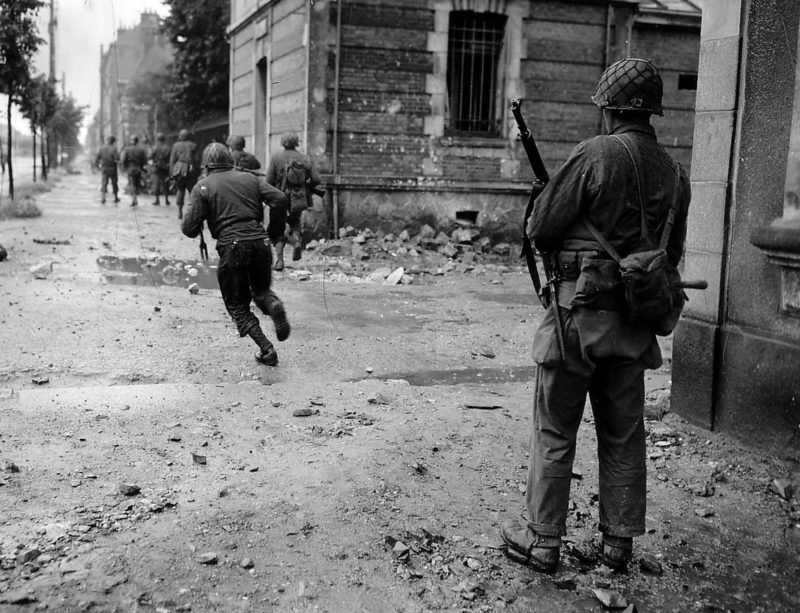 Американские солдаты на улице города. Июнь 1944 г.