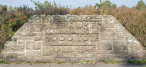 г. Берген-Бельзен. Братская могила № 5, где захоронено, останки 1000 жертв концлагеря Берген-Бельзен.
