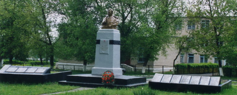 д. Старая Рудня Жлобинского р-на. Памятник, установленный в 1958 году на братской могиле, в которой похоронено 133 советских воина, в т.ч. генерал-лейтенант Л. Г. Петровский.