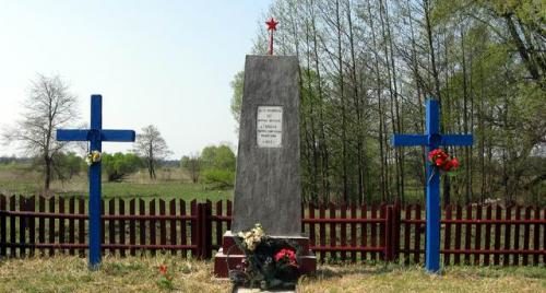 д. Городки Дятловского р-на. Памятник, установленный на братской могиле, в которой похоронено 367 мирных жителей, расстрелянных немецко-фашистскими захватчиками.
