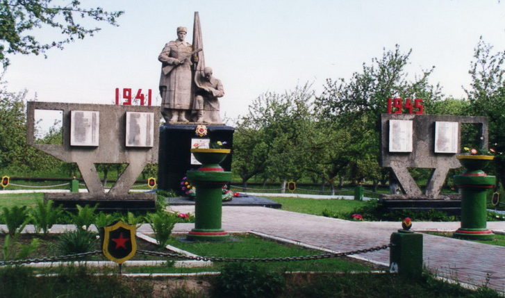 д. Солоное Жлобинского р-на. Памятник, погибшим 62 землякам, погибших в годы войны.
