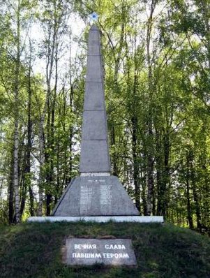 д. Даниловичи Дятловского р-на. Памятник, установленный в 1968 году в память о 26 земляках, не вернувшимся с войны.
