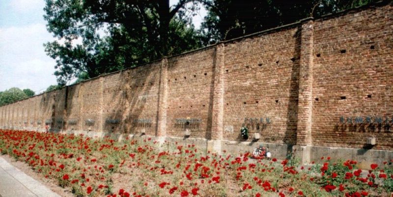 Мемориальная Стена Наций с братской могилой для 300 заключённых.