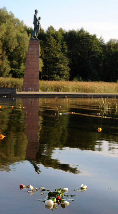 Памятник у озера, в которое сбрасывали пепел из крематория. В память о погибших, посетители мемориала бросают в озеро живые цветы.