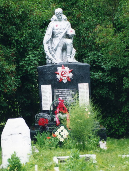 д. Щедрин Жлобинского р-на. Памятник, установленный в 1959 году на братской могиле, в которой похоронено 58 советских воинов.