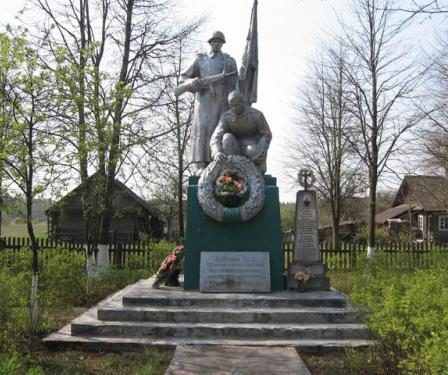 д. Дубровка. Дятловского р-на. Памятник, установленный на братской могиле, в которой похоронено 102 мирных жителя расстрелянных немецко-фашистскими захватчиками.
