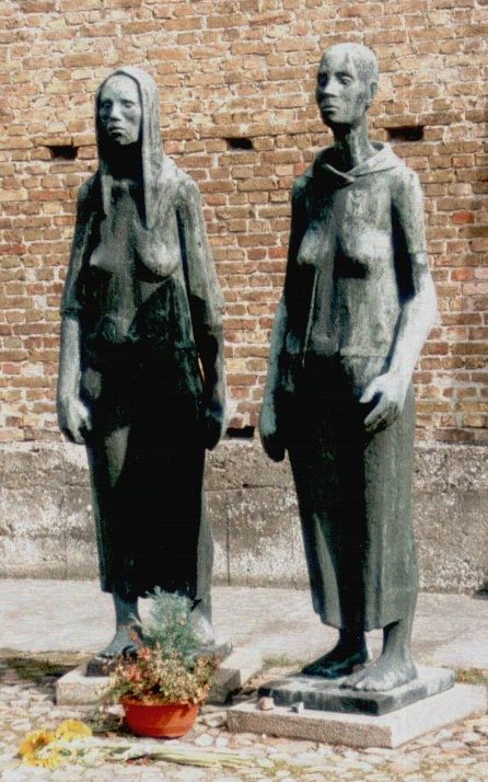 Памятник «Две Женщины» у крематория. 