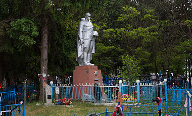 д. Березовка, Калинковичского р-на. Памятник, установленный на братской могиле, в которой похоронено 159 советских воинов.