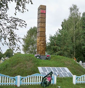 д. Великие Автюки Калинковического р-на. Памятник, установленный на братской могиле, в которой похоронено 315 советских воинов, погибших в январе 1944 года в боях за деревню.
