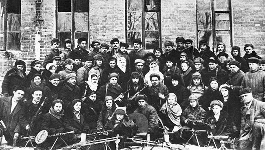 Партизанский отряд Михаила Трифонова (Югова) в городе. Февраль 1943 г.