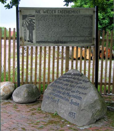 д. Бёргермур. Памятный знак на месте концлагеря «Emslandlager I», в котором погибло 237 человек. 