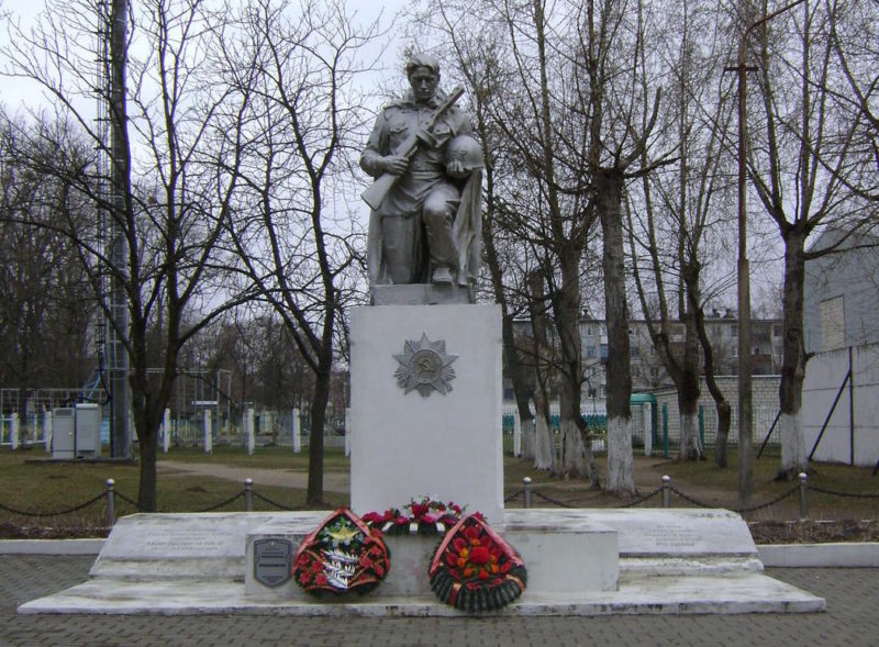 г. Светлогорск. Памятник, установленный на братской могиле советским воинам, среди которых похоронен и Герой Советского Союза Петр Мирошниченко.