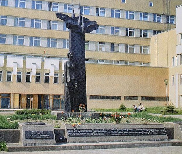 г. Дятлово. Памятник на территории больницы, установленный на братской могиле.