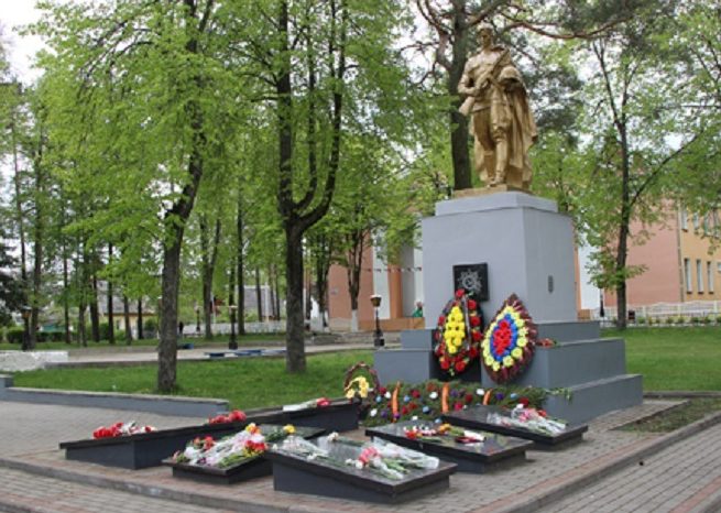 п. Сосновый Бор Светлогорского р-на. Памятник, установленный на братской могиле, в которой захоронено 145 советских воинов, в т.ч. 8 неизвестных. 