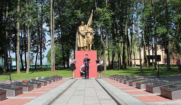 г. Дятлово. Братская могила на территории городского парка, в которой похоронено 64 партизана и советских воина. 