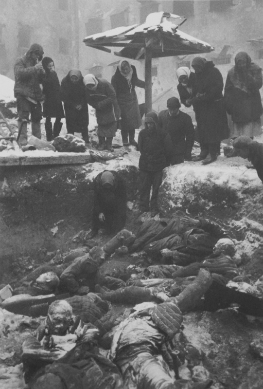 Жители во дворе тюрьмы гестапо опознают родственников, убитых немецкими оккупантами. Февраль 1943 г.