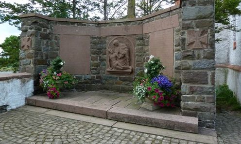 Коммуна Лихтенборн. Памятник землякам, погибшим во время обеих мировых войн.