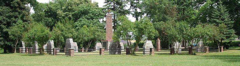 д. Хейнерсдорф. Памятник, установлен у братских могил, в которых похоронено 116 советских воинов.