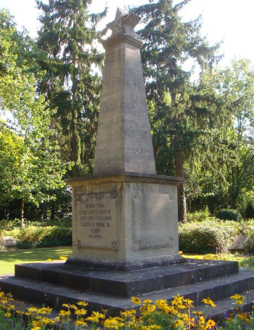 г. Зёммерда. Памятник, установленный на братской могиле, в которой похоронено 123 погибших советских подневольных рабочих.