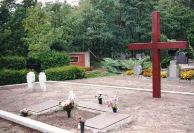 д. Хенникендорф. Братская могила немецких солдат, погибших апреле-мае 1945 года.