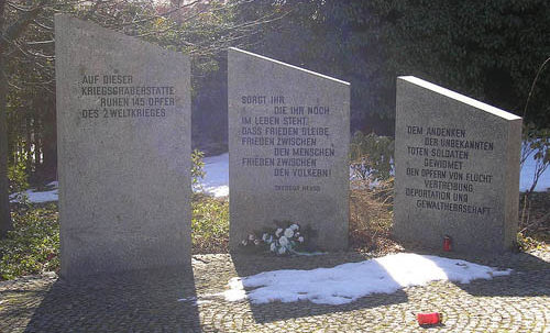 г. Ильменау. Памятники на братских могилах, в которых захоронено 145 немецких солдат.