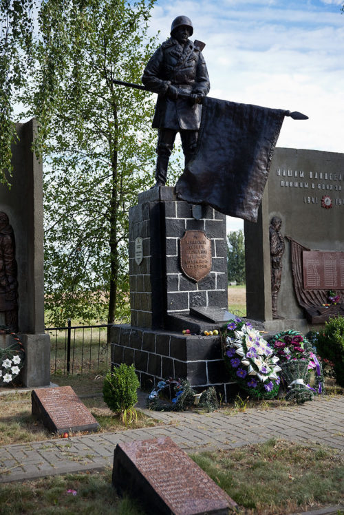 д. Козловичи Калинковичского р-на. Памятник погибшим воинам и односельчанам.