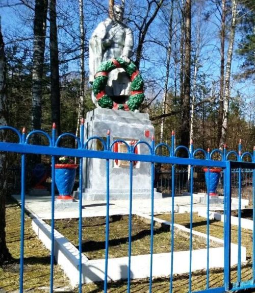 Светлогорский р-н. Памятник советским воинам в зоне отчуждения.