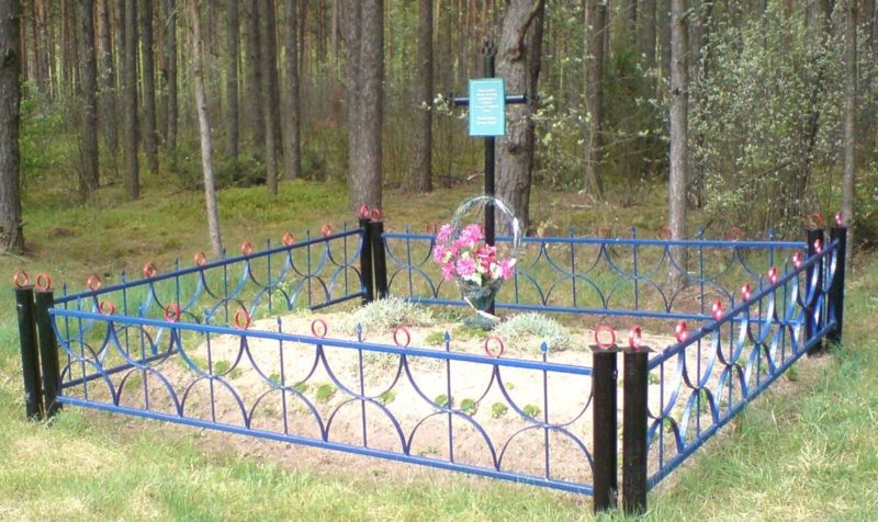 Агрогородок Солы Сморгонского р-на. Памятник, установленный на братской могиле, в которой захоронено 10 советских воинов.