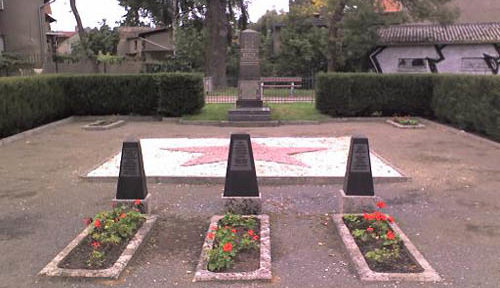 г. Хоэн-Нойендорф. Памятники на братских могилах польских и советских солдат.