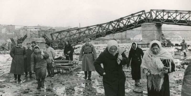 Генерал Н.Ф.Ватутин и член военного совета Н.С.Хрущев с жителями Ростова у разрушенного автомобильного моста через реку Дон. Февраль 1943 г.