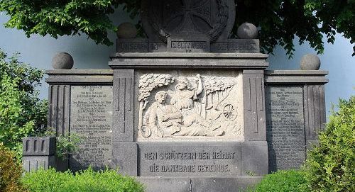 Коммуна Мерен. Памятник землякам, погибшим во время обеих мировых войн.