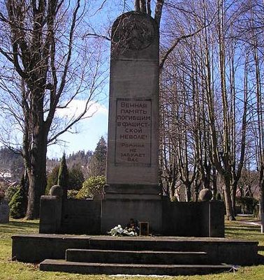 г. Ильменау. Памятник, установленный на братской могиле, в которой похоронено78 советских военнопленных.