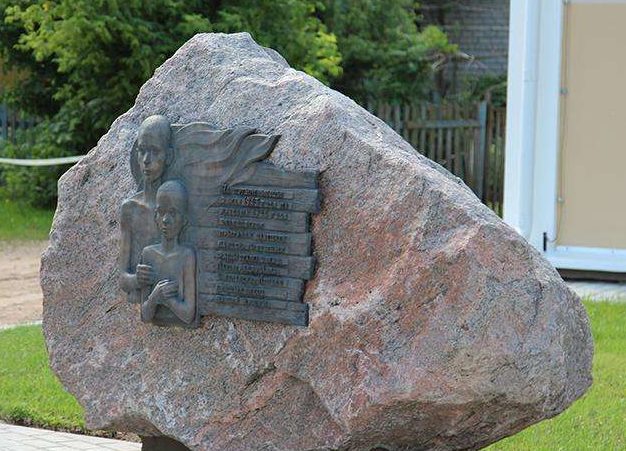  г. Дятлово. Мемориальный знак «Дети лихолетья» установлен на месте, где располагался Дятловский детский приют во время немецко-фашистской оккупации. 