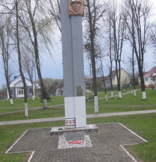 Агрогородок Солы Сморгонского р-на. Памятник советским воинам.
