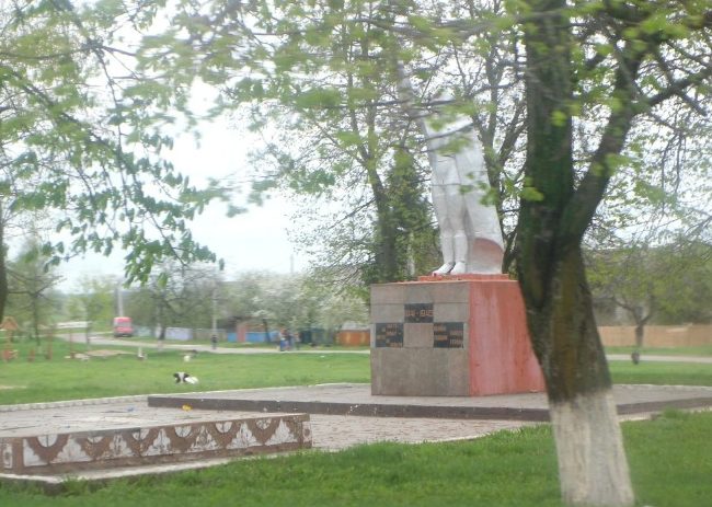  д. Бабчин Хойникского р-на. Памятник землякам, погибшим в годы войны.