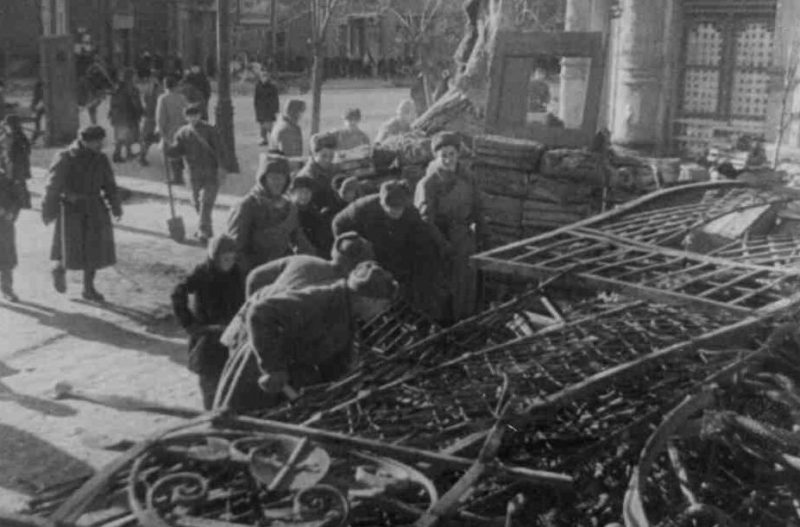 Красноармейцы помогают разобрать завал на улице. Март 1932 г.
