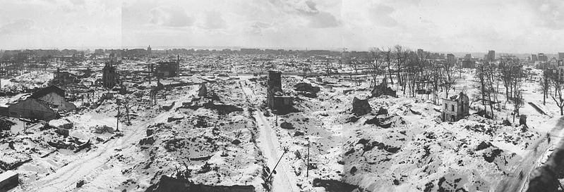 Руины города после освобождения. Декабрь 1944 г.