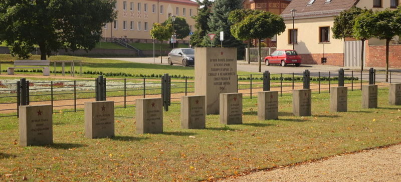 г. Цеденик на Фридрихе-Эберт-Плаце. Памятник, установлен у братских могил, в которых похоронено 15 советских воинов.