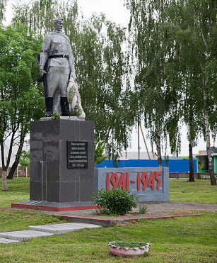 д. Глинище Хойникского р-на. Памятник воинам, партизанам и мирным гражданам, погибшим в годы войны. 