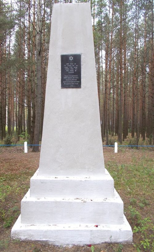 г. Дятлово. Памятник на месте убийства нацистами 2 800 евреев 30 апреля 1942 года.