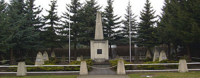 г. Шпремберг д. Шварце-Пумпе. Памятник, установлен у братских могил, в которых похоронено 108 советских воинов. 