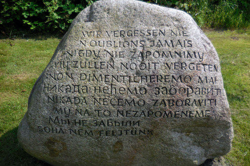 г. Вильгельмсхафен. Памятный камень, установленный на месте концлагеря Вильгельмсхафен, в котором содержалось 1 125 заключенных, из которых погибло 234 человека. 