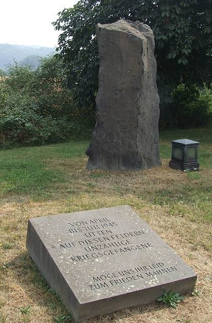 г. Синдзиг-Бад-Бодендорф. Памятник на лагерном кладбище, где похоронено 1 212 военнопленных из концлагеря «Золотая миля». 