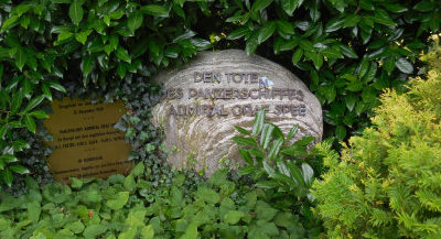 г. Вильгельмсхафен. Памятный камень в честь экипажа броненосца «Адмирал Граф Спи», затонувшего во время морского сражения в Рио-де-ла-Плита в 1939 году.